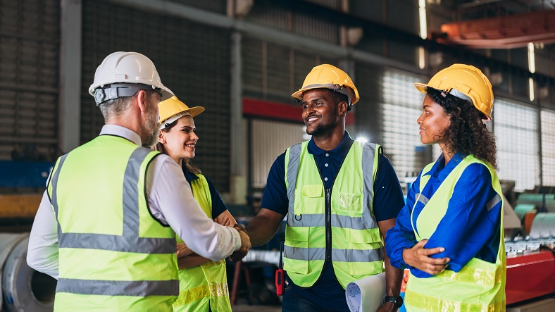 Équipe professionnelle de N-TECH travaillant sur un projet de construction